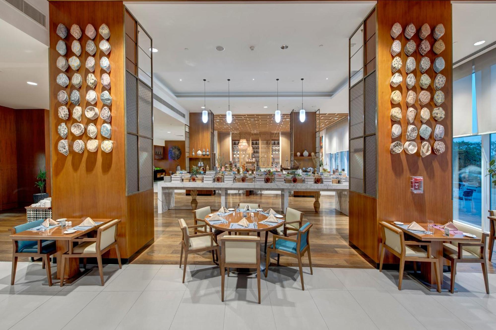 Hotel Crowne Plaza Muscat Ocec By Ihg Esterno foto